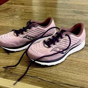 Like new women’s saucony sneakers